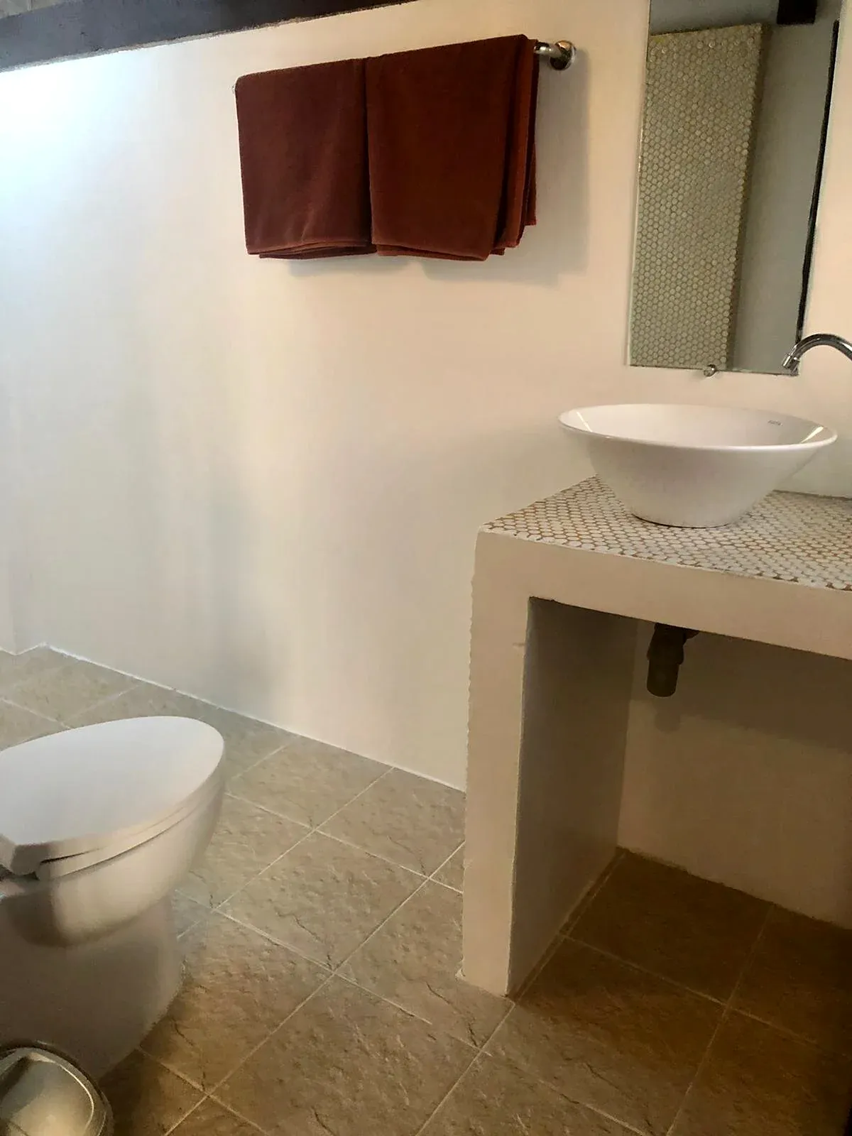 Bathroom with a white basin in a Front Sea View bungalow