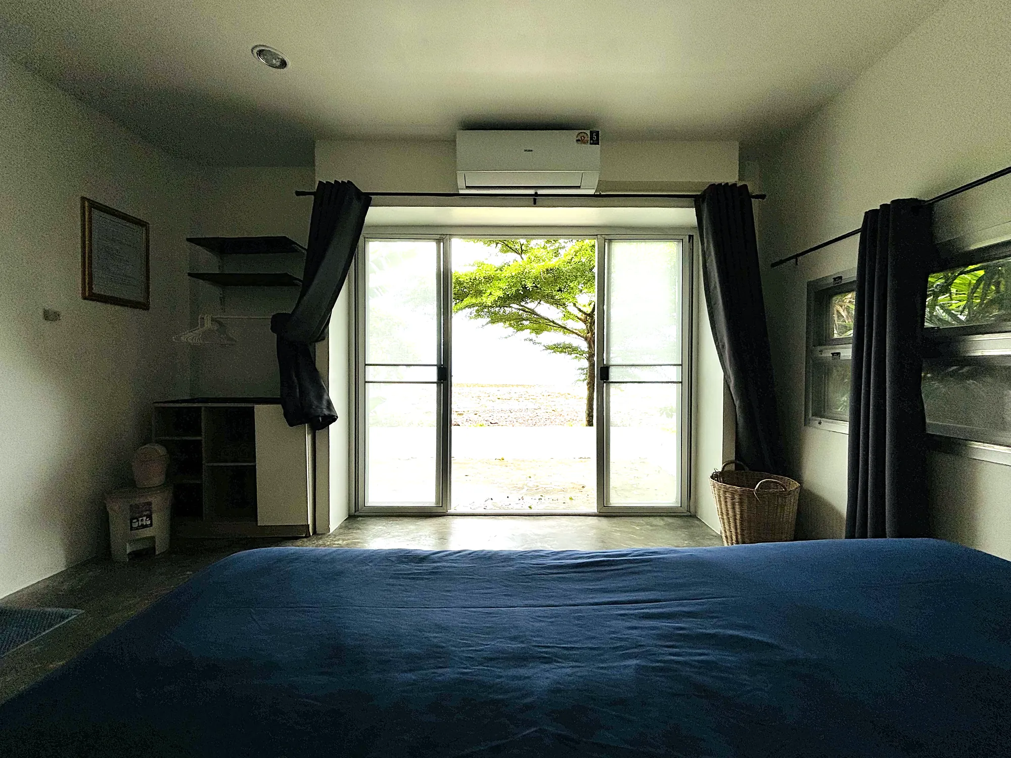 บังกะโล Front Sea View: ประตูกระจกเปิดจากเตียงออกไปเห็นต้นไม้และทะเล