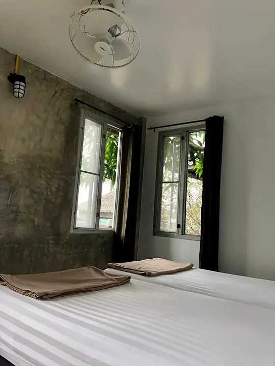 Slaapkamer in een Garden Bungalow met ramen op de tuin