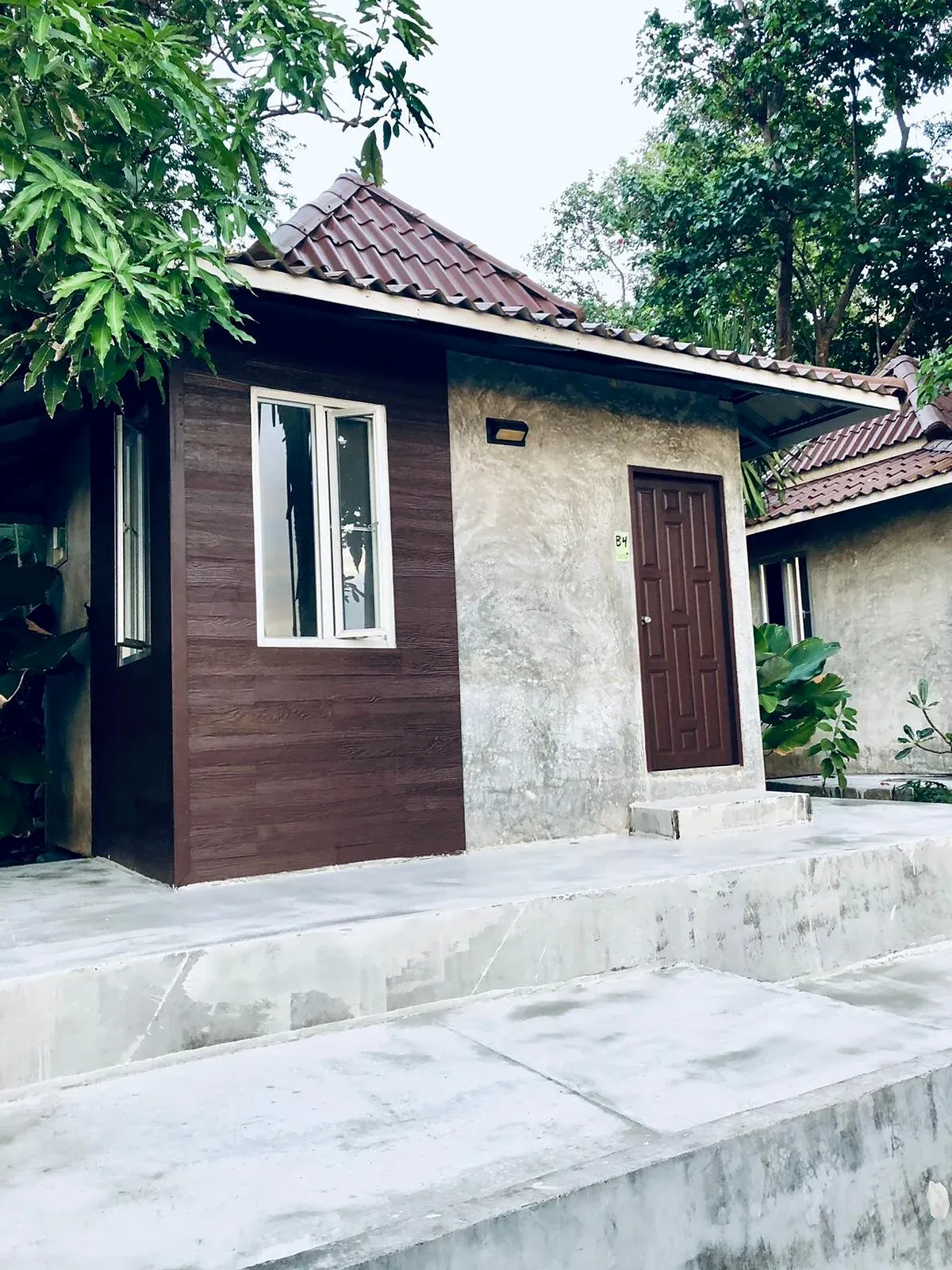Garden Bungalow terrace and wooden door