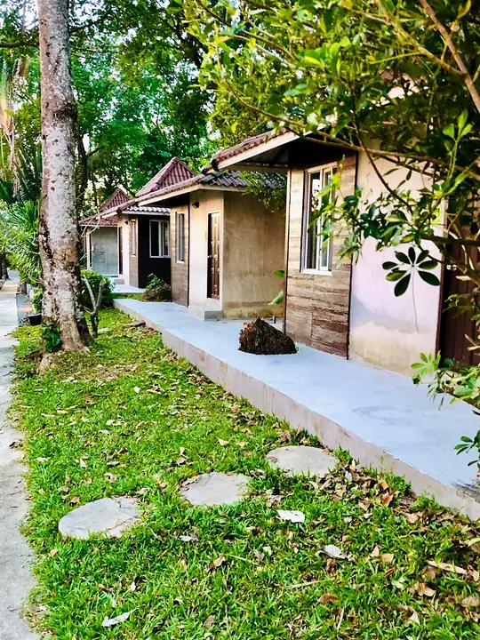 Garden Bungalows langs een pad van stapstenen