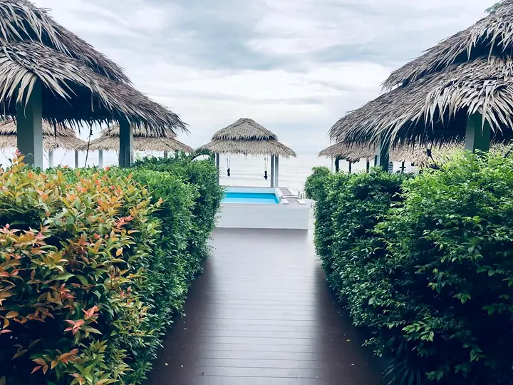 Vlonderpad tussen hagen naar de cabana's en de zee