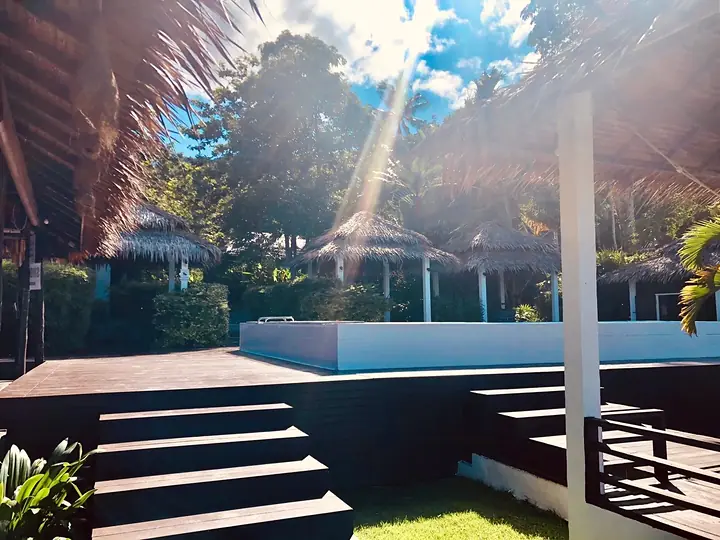 Treden van de tuin naar het zwembad in de zon