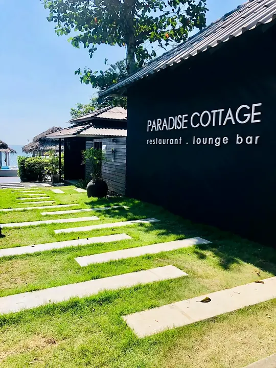 Ingang van het restaurant en de lounge bar van Paradise Cottage